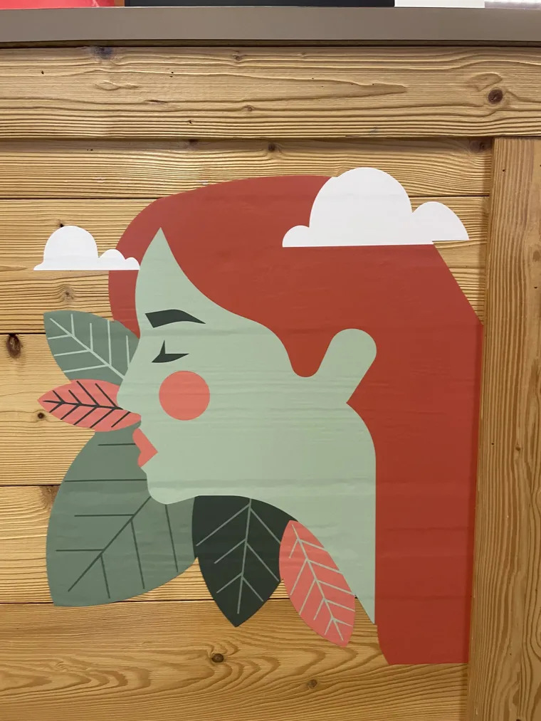 Détail d’un décor adhésif illustré posé sur la façade d’un comptoir en bois.