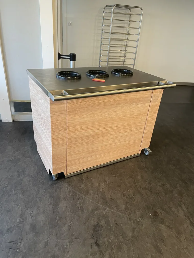Mobilier mobile habillé d’un décor bois dans un espace professionnel.