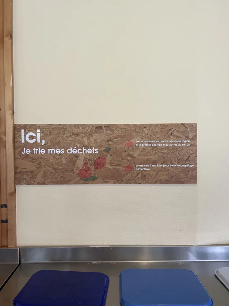 Panneau d’information installé sur un mur dans un espace de restauration.